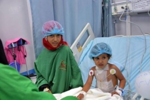 مركز سلمان الطبي يرسم البسمة على شفاة طفلتين يمنيتين 