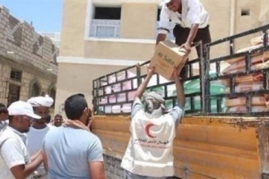 الإمارات تسير قافلة غذائية لأهالي حضرموت 