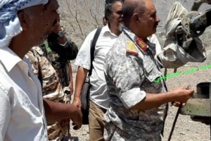 محافظ #الضـالع يتقدم الصفوف الأمامية بجبهة القتال ويحذر كل خائن وعميل بالحساب في قعطبة