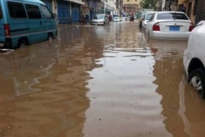 ارتفاع منسوب مياة الامطار في عدن .. يثير قلق سكانها 