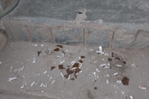 بالصور.. المليشيات تقصف مستشفى حيس بقذائف الهاون وإصابة مدنيين  