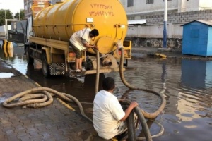 "الإمارات" تطلق حملة عاجلة لشفط المياه من شوارع عدن وتسير إغاثة وإيواء مخيمات النازحين 