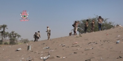 بالصواريخ والمدفعية.. الحوثيين يقصفون مواقع العمالقة بالجبلية 