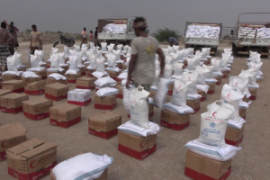 الهلال الأحمر الإماراتي يوزع 500 سلة غذائية على النازحين في الطائف بالحديدة