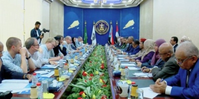 الرئيس الزُبيدي يلتقي فريق الباحثين الأمريكيين برئاسة السفير الأسبق جيرالد فايرستاين