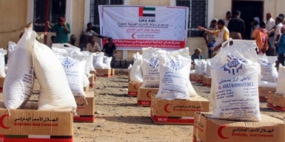 الإمارات تقدم مساعدات غذائية لأهالي حجر بالضالع استفاد منها 1500 أسرة