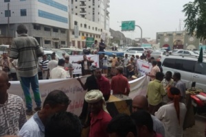 وقفة احتجاجية لعمال مؤسسة المياة والصرف الصحي لأقتلاع الفسادين بالمؤسسة