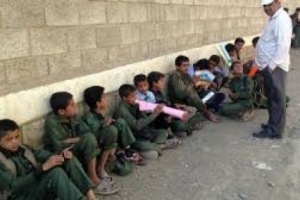 الطلاب يقايضون الحوثي .. الشهادات الدراسية مقابل إلتحاقهم بالمعسكرات 