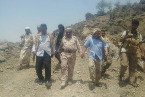 قائد المنطقة العسكرية الرابعة ورئيس انتقالي الضالع يتفقدان الخطوط الامامية لجبهات الضالع