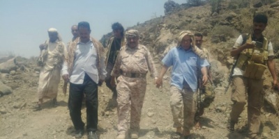 قائد المنطقة العسكرية الرابعة ورئيس انتقالي الضالع يتفقدان الخطوط الامامية لجبهات الضالع