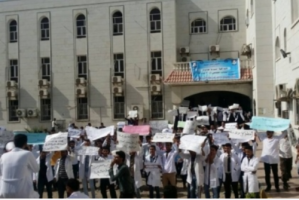 طلاب كلية الصيدلة عدن يعلّقون الأمتحانات لليوم الثاني على التوالي