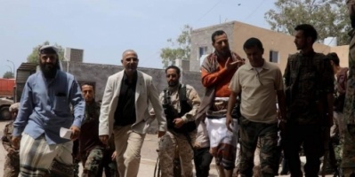 الرئيس الزبيدي يزور معسكر الشعب ويشيد بإنجازات ألوية الدعم والإسناد