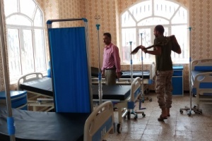 قيادي في انتقالي الضالع يزور المستشفى الميداني بالضالع