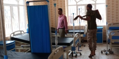 قيادي في انتقالي الضالع يزور المستشفى الميداني بالضالع