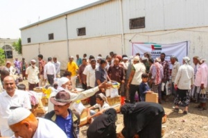 هلال #الامارات يوزع 1800سله غذائية لأسر شهداء #الضالع