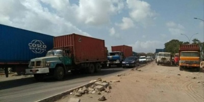 شاحنات النقل تزيد من معاناة المواطنين في عدن 