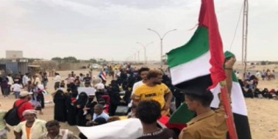 وقفة مؤيدة للإمارات بعدن ومنددة بحملات حزب الاصلاح المعادية