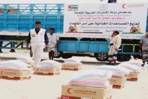 “الهلال الأحمر” يواصل تسيير قوافل إغاثية لأسر شهداء في محافظة شبوة