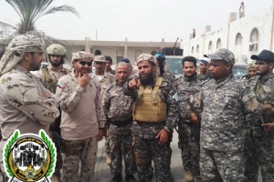 قائد قوات التحالف العربي بعدن يزور معسكر لواء حماية المنشآت 