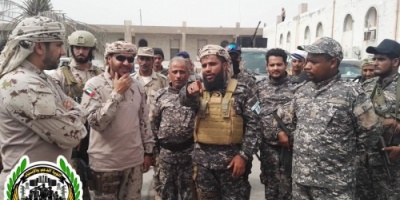 قائد قوات التحالف العربي بعدن يزور معسكر لواء حماية المنشآت 