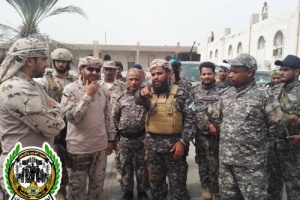 قائد قوات التحالف العربي بعدن يزور معسكر لواء حماية المنشآت 