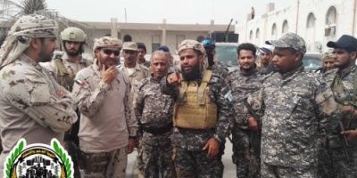قائد قوات التحالف العربي بعدن يزور معسكر لواء حماية المنشآت 