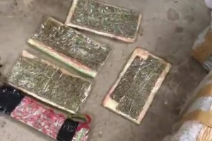 مكافحة الإرهاب لأمن عدن يضبط أسلحة نوعية قطرية الصنع بعدن 