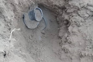 بصور ..صاروخ كاتيوشا الذي أطلقه الحوثيين باتجاه مناطق آهلة بالسكان وسط الضالع