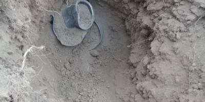 بصور ..صاروخ كاتيوشا الذي أطلقه الحوثيين باتجاه مناطق آهلة بالسكان وسط الضالع