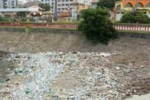 ناشطون : من هنا مصدر تلوث مياه البحر بخليج صيرة 