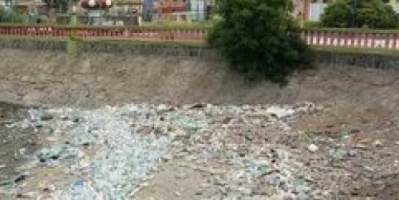ناشطون : من هنا مصدر تلوث مياه البحر بخليج صيرة 