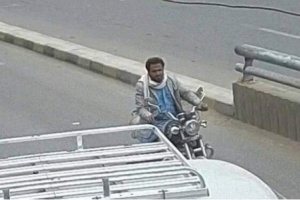 سائق دراجة يسرق ثلاثة مليون ريال من فتاة ويلوذ بالفرار في صنعاء ( تفاصيل ) 