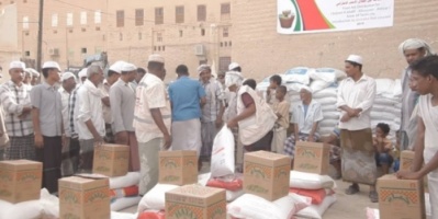 بدعم #اماراتي "الهلال الأحمر " يوزع مساعدات غذائية على اهالي وادي #حضرموت
