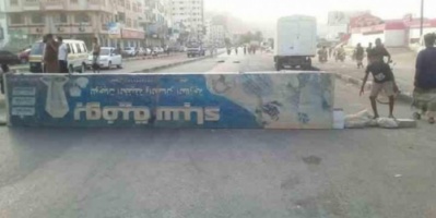 #المكلا .. مظاهرات غاضبة وإغلاق بعض الشوارع رفضا لفساد الحكومة الشرعية