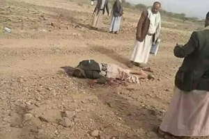الحوثي يصفي احد حلفئه من مشائخ قبائل طوق صنعاء ويرموا به على قارعة الطريق 