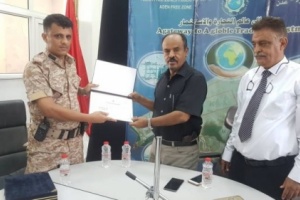 الحيد يكرم قائد كتيبة #حزم_عدن (١) تقديرا لجهوده في حماية أراضي المنطقة الحرة
