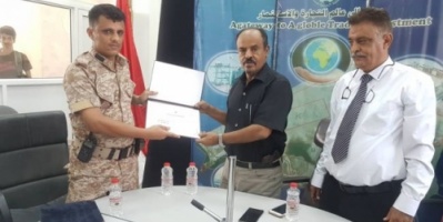الحيد يكرم قائد كتيبة #حزم_عدن (١) تقديرا لجهوده في حماية أراضي المنطقة الحرة