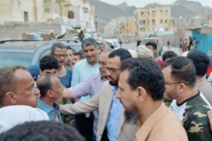 نائب رئيس #الانتقالي يؤدي واجب العزاء لأسرة الشاب لطفي شماخ