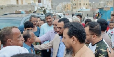نائب رئيس #الانتقالي يؤدي واجب العزاء لأسرة الشاب لطفي شماخ