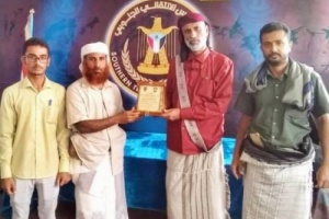 فريق الأنصار الرياضي بـ #رضوم يهدي قيادة انتقالي #شبوة درعاً تذكاريا