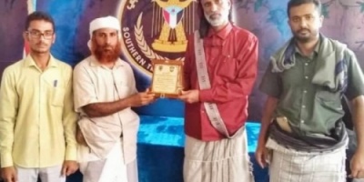 فريق الأنصار الرياضي بـ #رضوم يهدي قيادة انتقالي #شبوة درعاً تذكاريا