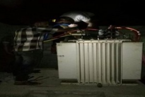 إمام مسجد شهير ب#عدن يمنع عمال الكهرباء تركيب محطة توزيع فرعية