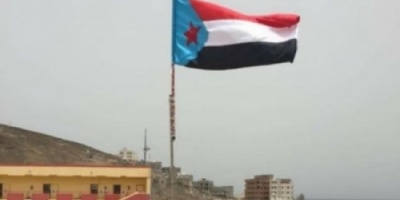 تنفيذاً لدعوة الرئيس الزُبيدي.. إستمرار رفع #علم_الجنوب في المؤسسات الحكومية بـ #المكلا