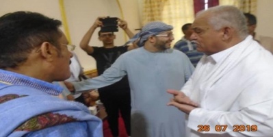 قياديان في الانتقالي يؤديان واجب العزاء لاسرة فقيد #الريـاضة العدنية والجنوبية الكابتن عادل إسماعيل