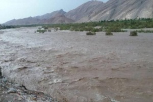 السيول تغمر #أبين وتتسبب بقطع الخطوط الدولية "تفاصيل"