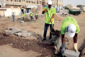 استئناف رصف شارع بلحج يوفر فرص عمل مؤقتة للشباب 