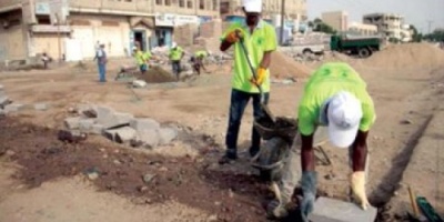 استئناف رصف شارع بلحج يوفر فرص عمل مؤقتة للشباب 