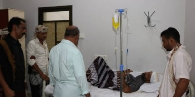 رئيس انتقالي #حضرموت يطمئن على صحة أحد مصابي حادث السيارة المرافقة للأمين العام