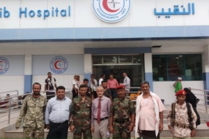 عضوي الجمعيه الوطنية يقومان بزيارة الجرحى في مستشفى البريهي والنقيب وتقديم مساعدات ماليه لهم 