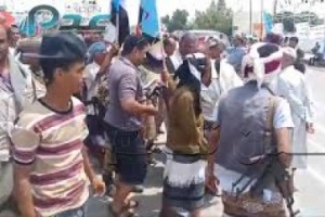 يحدث الان..محتجون جنوبيون يطالبون بطرد الوزراء والمسئولين الشماليين من عدن